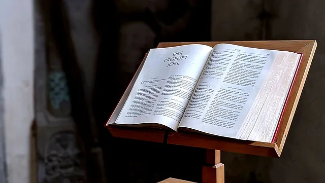 Eine offene Bibel liegt auf einem Lesepult