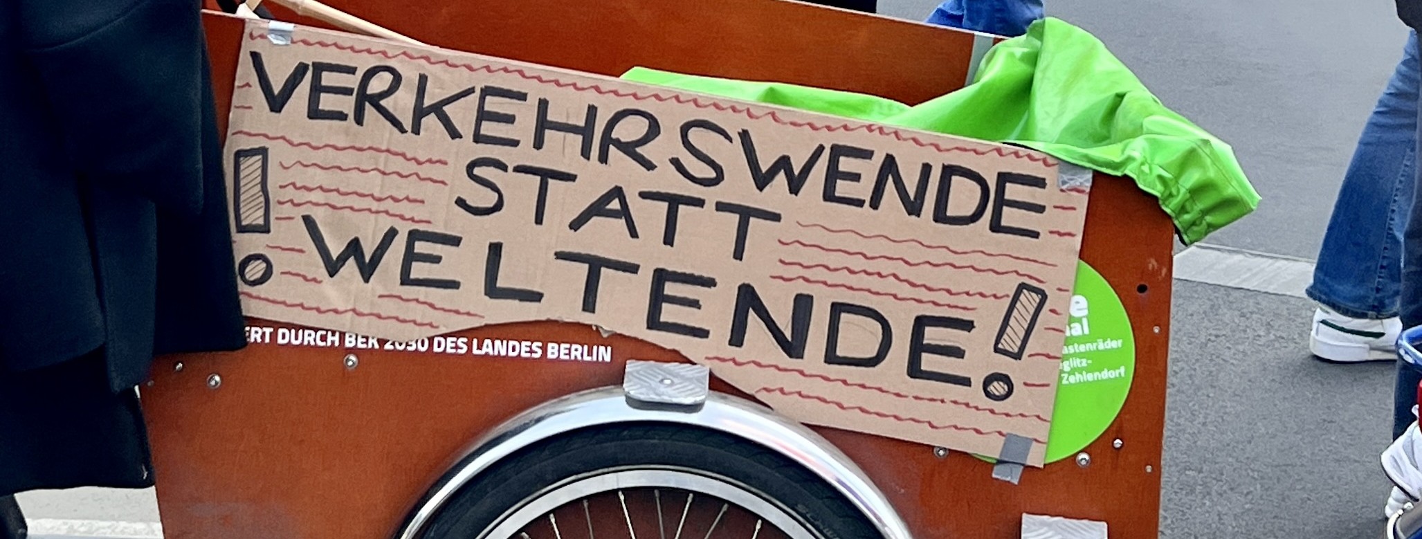 Demoplakate auf einem Lastenrad: "Verkehrswende statt Weltende!"