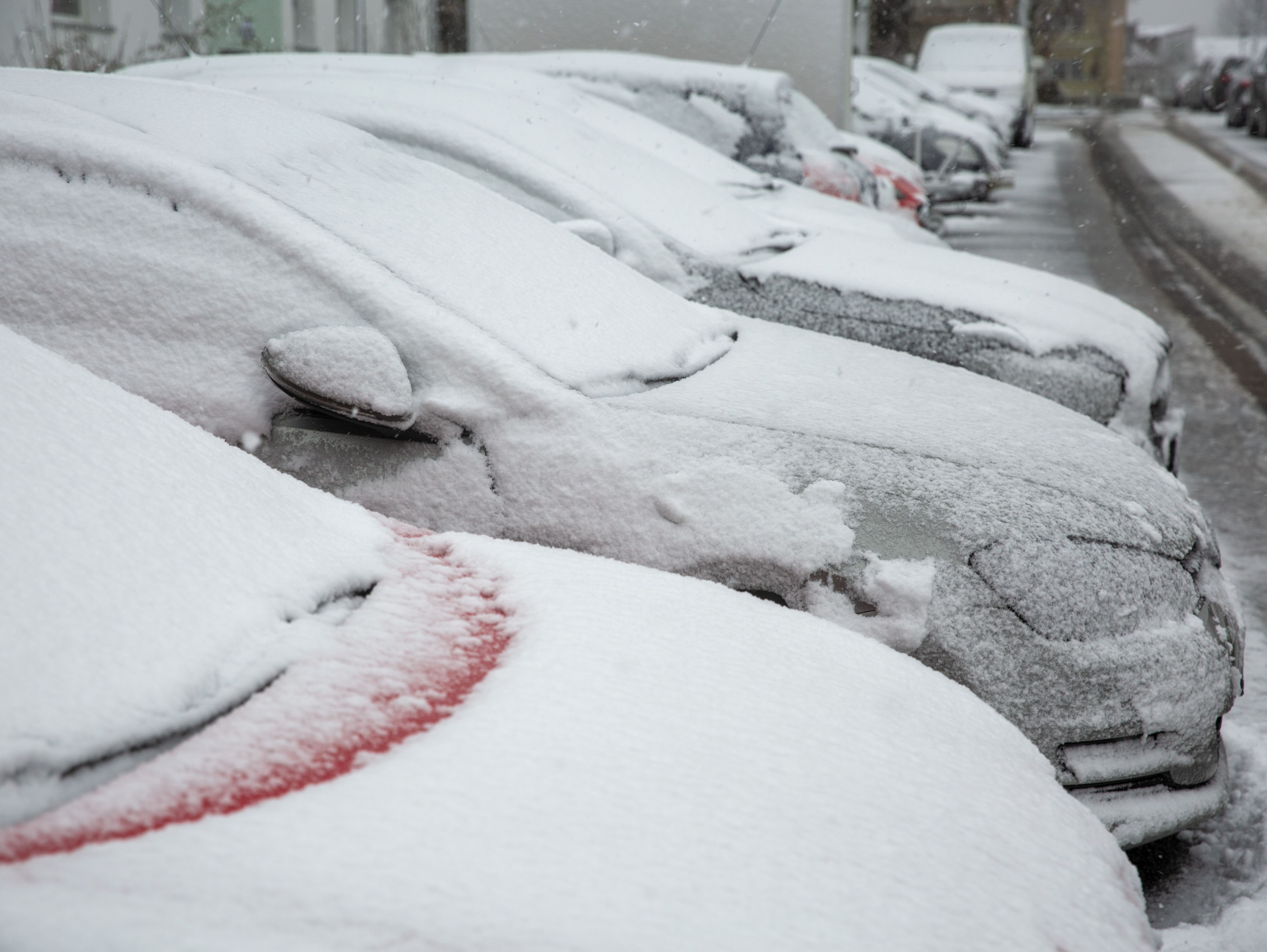 Schneebedeckten Autos
