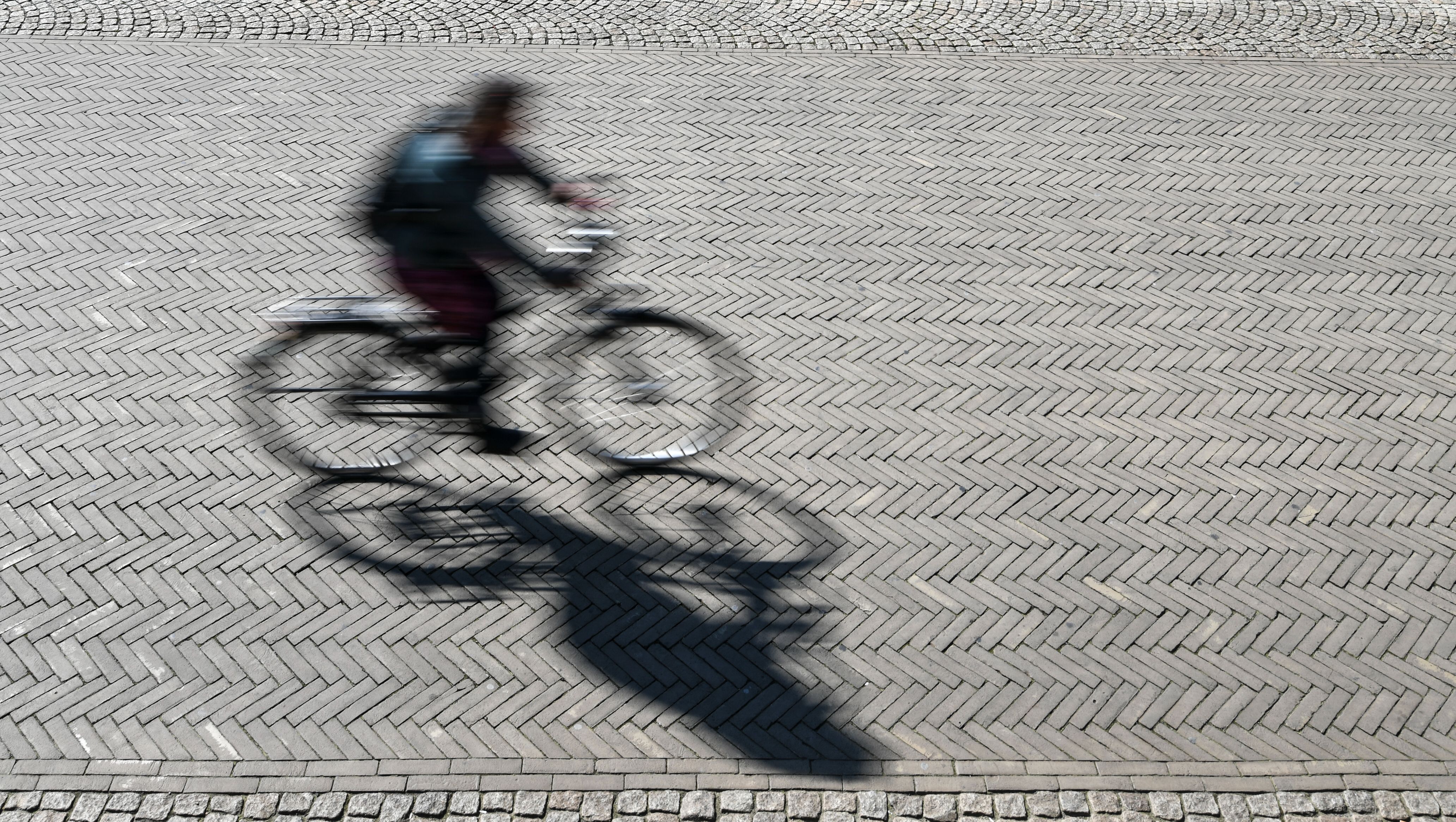 Zettel auf einem Autofenster: "Heute mal Radfahren?"